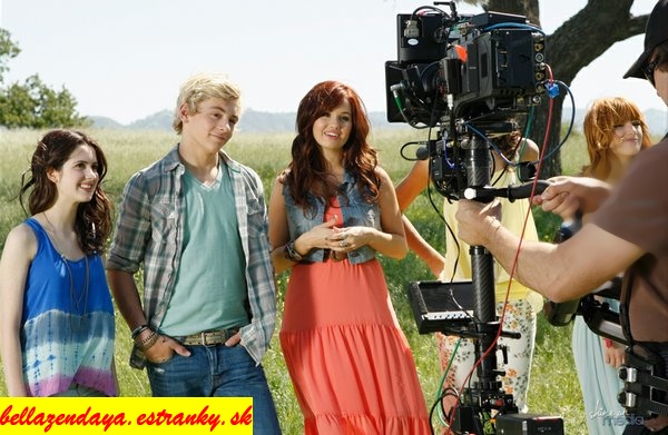 Bella a Zendaya - Photoshoot DFFCH (5)