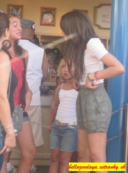 PAPARAZZI