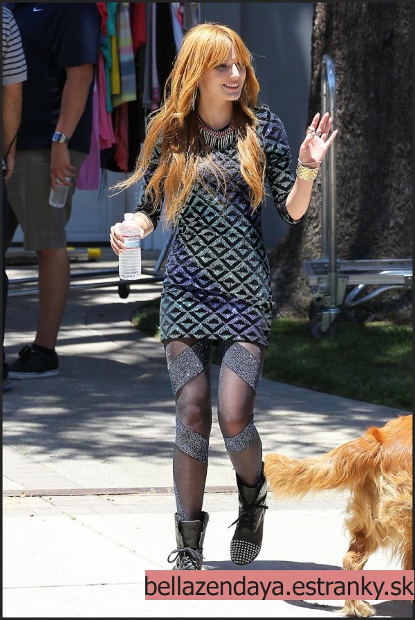 Bella & Zendaya - Príchod (1)