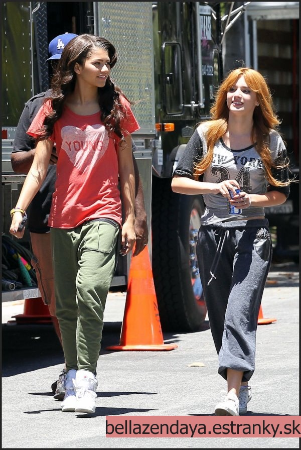 Bella & Zendaya - Príchod (2)