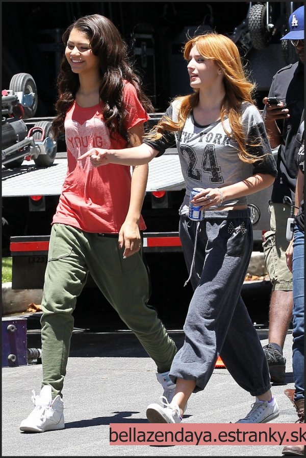 Bella & Zendaya - Príchod (5)