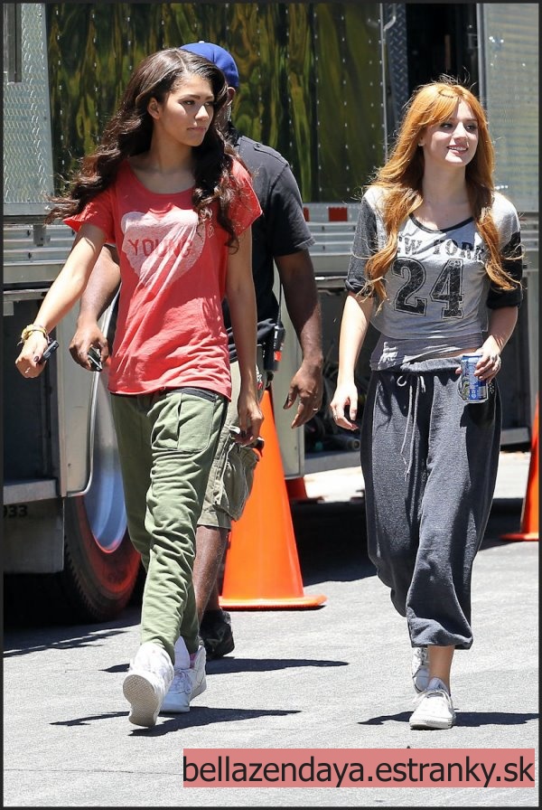 Bella & Zendaya - Príchod (7)